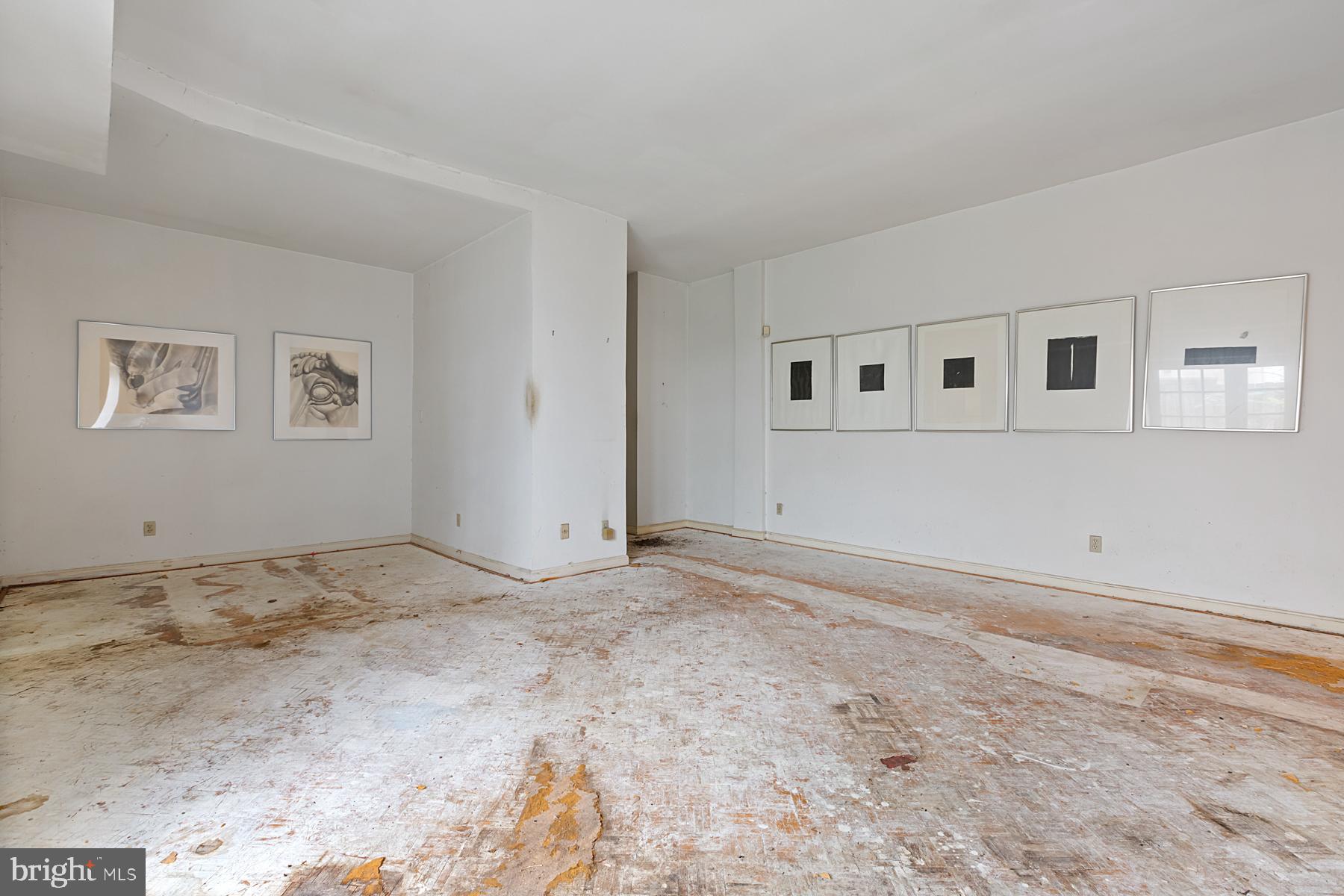 1669 Columbia Road Northwest, Unit 113 Washington, DC 20009 - Photo 7 of 25 Living room with tall ceilings and wall space