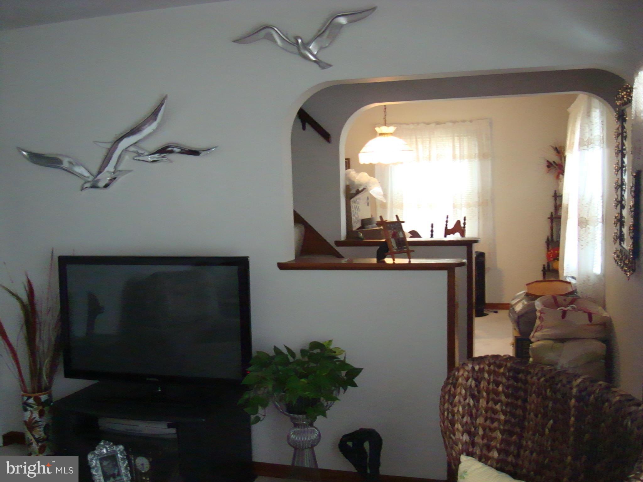 206 Holy Cross Road Baltimore, MD 21225 - Photo 3 of 12 Living Room