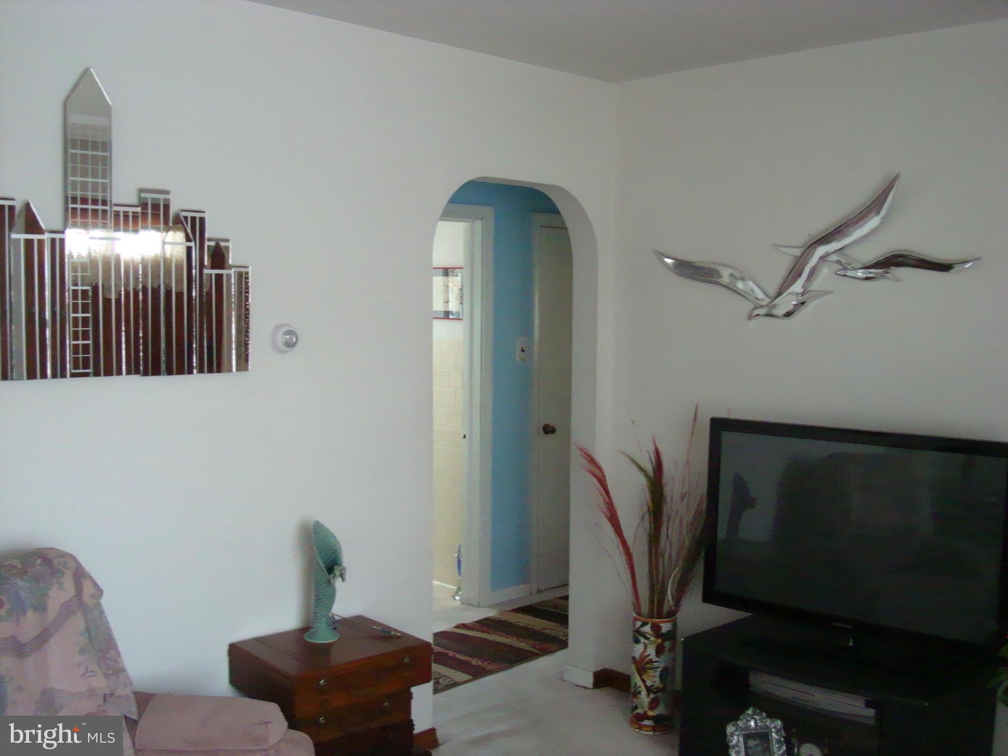 206 Holy Cross Road Baltimore, MD 21225 - Photo 4 of 12 Living Room