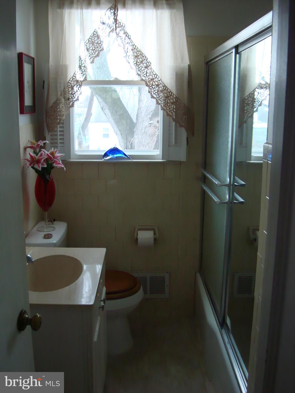 206 Holy Cross Road Baltimore, MD 21225 - Photo 10 of 12 Bath