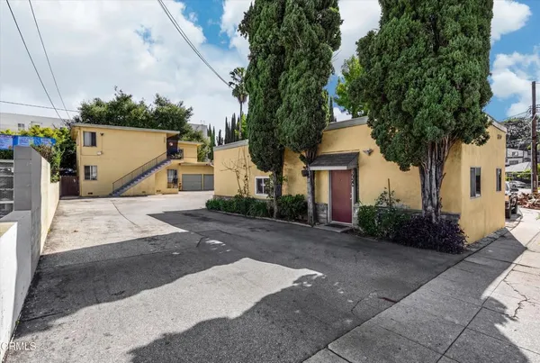 a view of a back yard of the house
