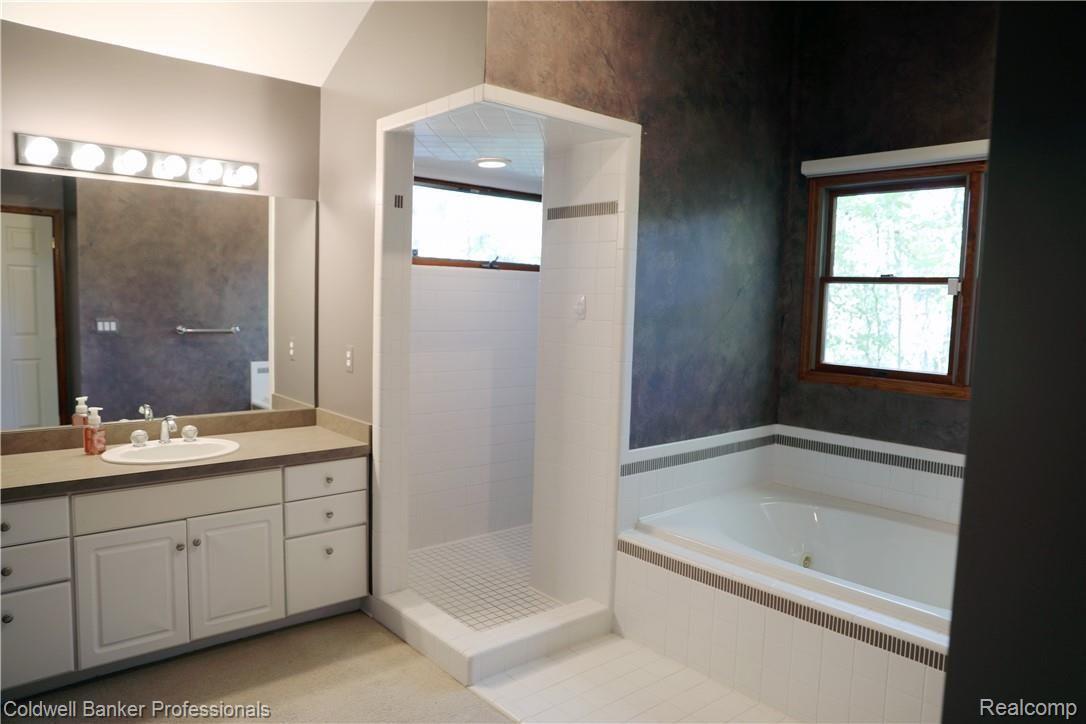 9840 Norman Road Clarkston, MI 48348 - Photo 20 of 45 En suite with huge walk-in shower.