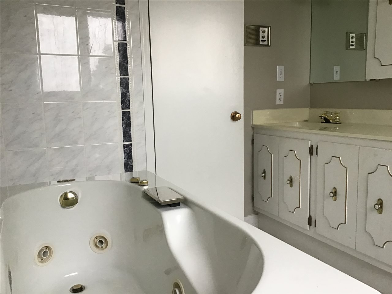 12370 West Pierson Road Flushing, MI 48433 - Photo 16 of 18 50002990-15.JPG
