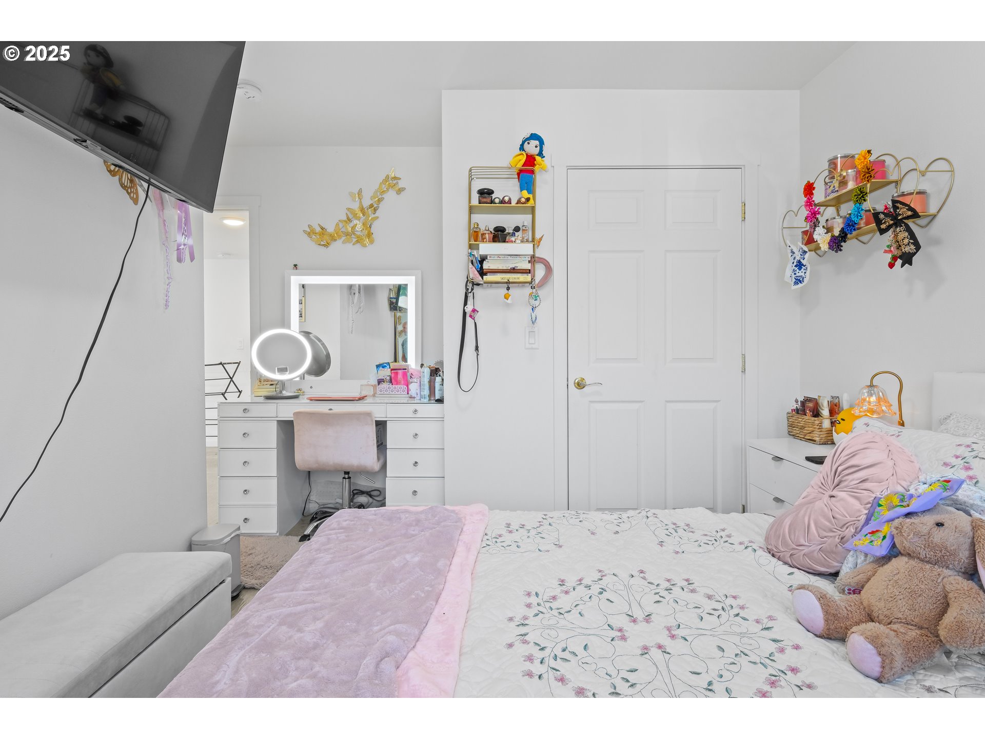 13425 Southeast Foster Road, Unit 40 Portland, OR 97236 - Photo 9 of 14 a bedroom with a bed and a dresser