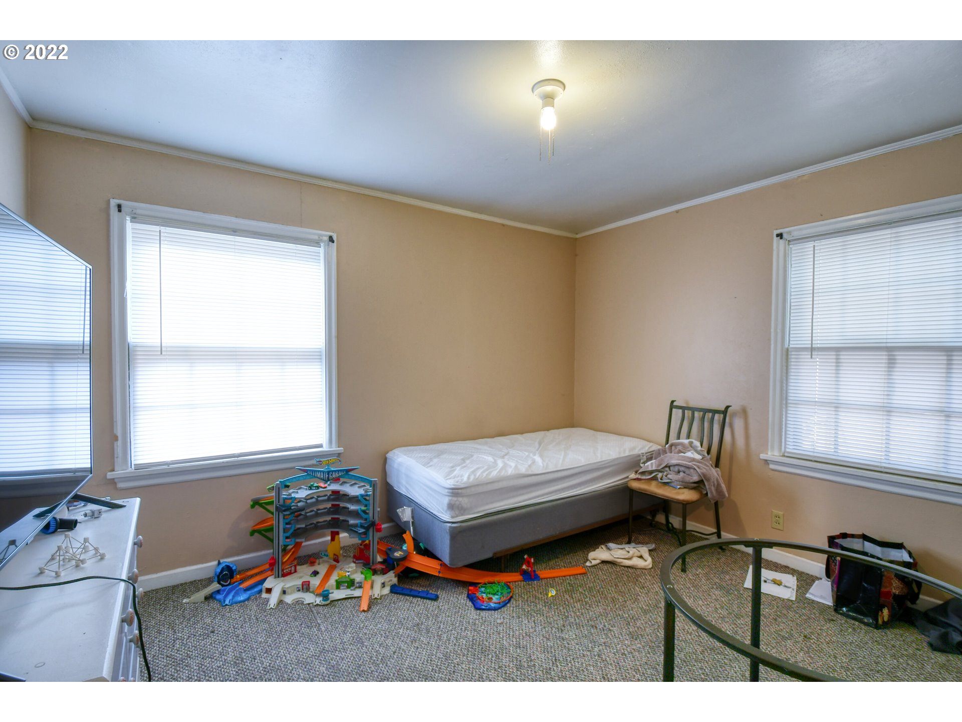 1302 Southwest Goodwin Lane Pendleton, OR 97801 - Photo 18 of 21 a room with furniture and a window