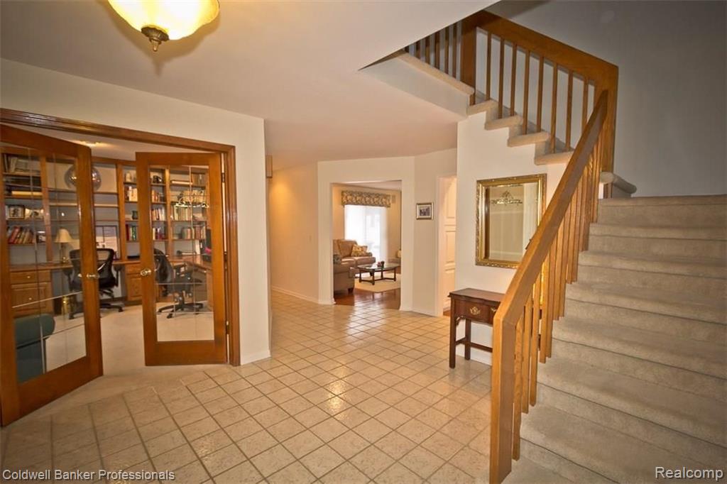 36874 Chesapeake Road Farmington Hills, MI 48335 - Photo 4 of 46
