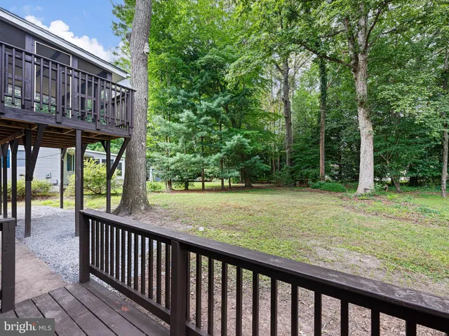 a view of a house with backyard and trees