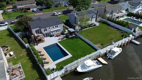 $1,199,999 | 159 Driftwood Drive, West Islip, NY 11795