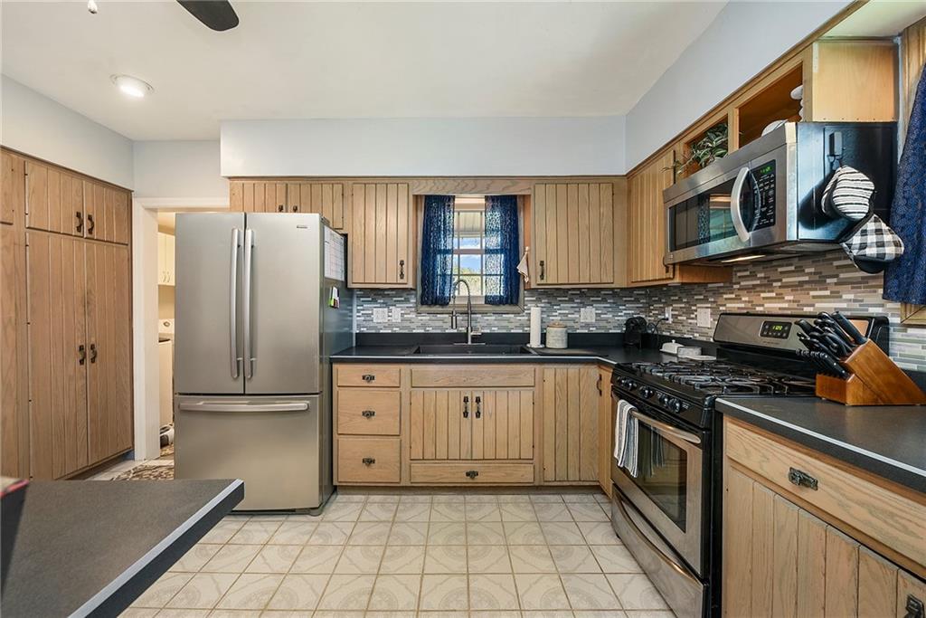 233 Oak Road Gibsonia, PA 15044 - Photo 5 of 25 Gallery Image 5