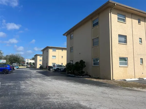 $1,200 | 8701 4th Street North, Unit 208, St. Petersburg, FL 33702