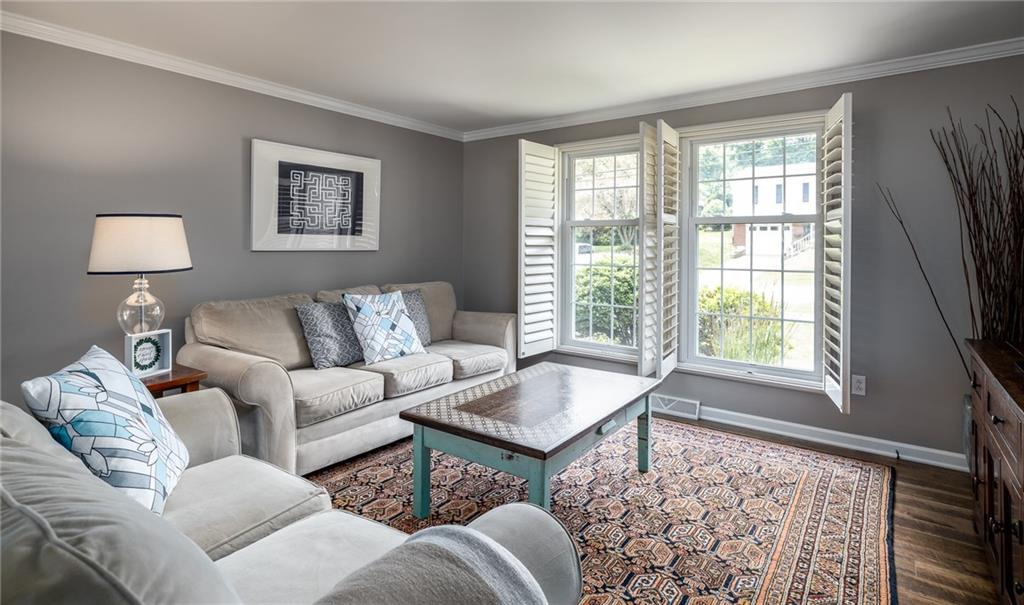 209 Foxcroft Road Pittsburgh, PA 15220 - Photo 5 of 24 Gallery Image 5