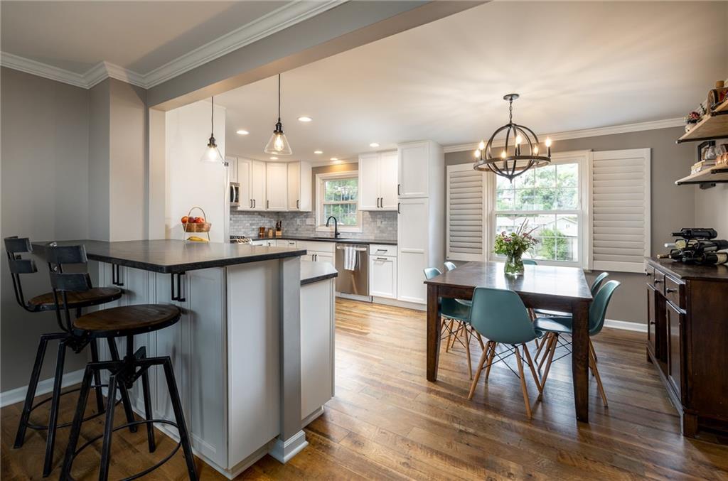 209 Foxcroft Road Pittsburgh, PA 15220 - Photo 6 of 24 Gallery Image 6