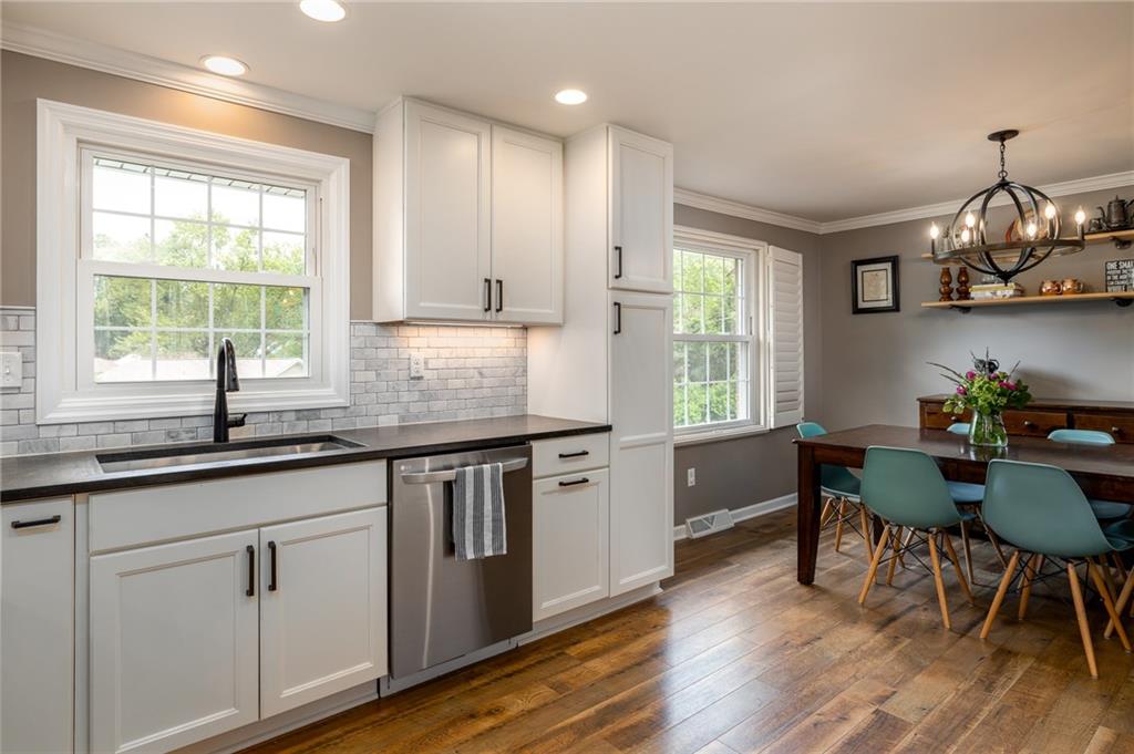 209 Foxcroft Road Pittsburgh, PA 15220 - Photo 9 of 24 Gallery Image 9