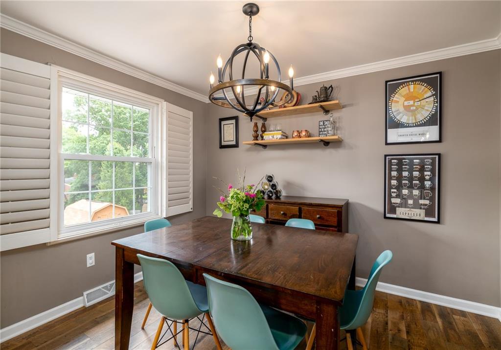 209 Foxcroft Road Pittsburgh, PA 15220 - Photo 10 of 24 Gallery Image 10
