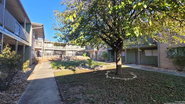 $820 | 516 Gentleman Road, Unit 17, Balcones Heights, TX 78201