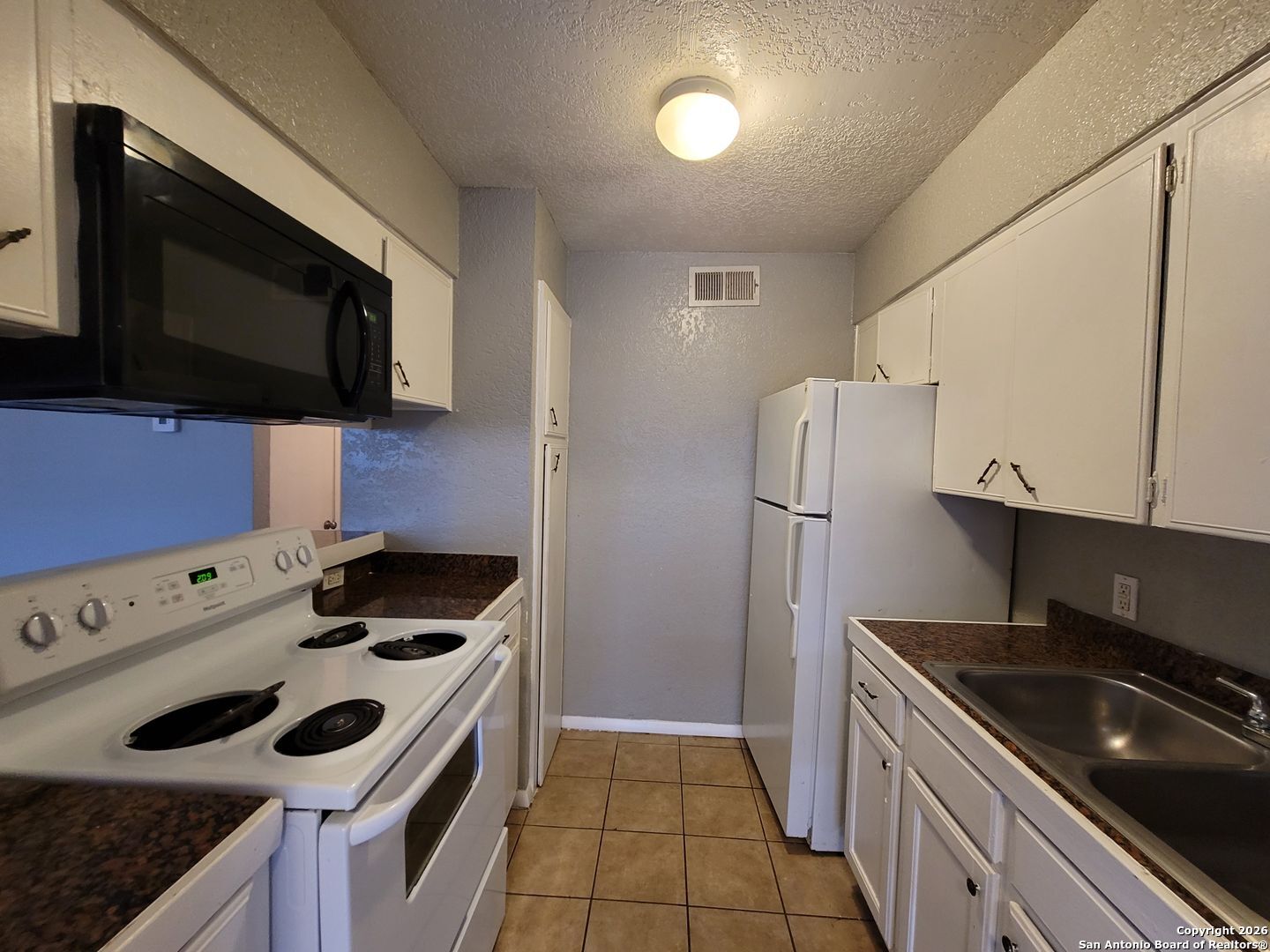 516 Gentleman Road, Unit 17 Balcones Heights, TX 78201 - Photo 2 of 29 a kitchen that has a sink and a stove in it