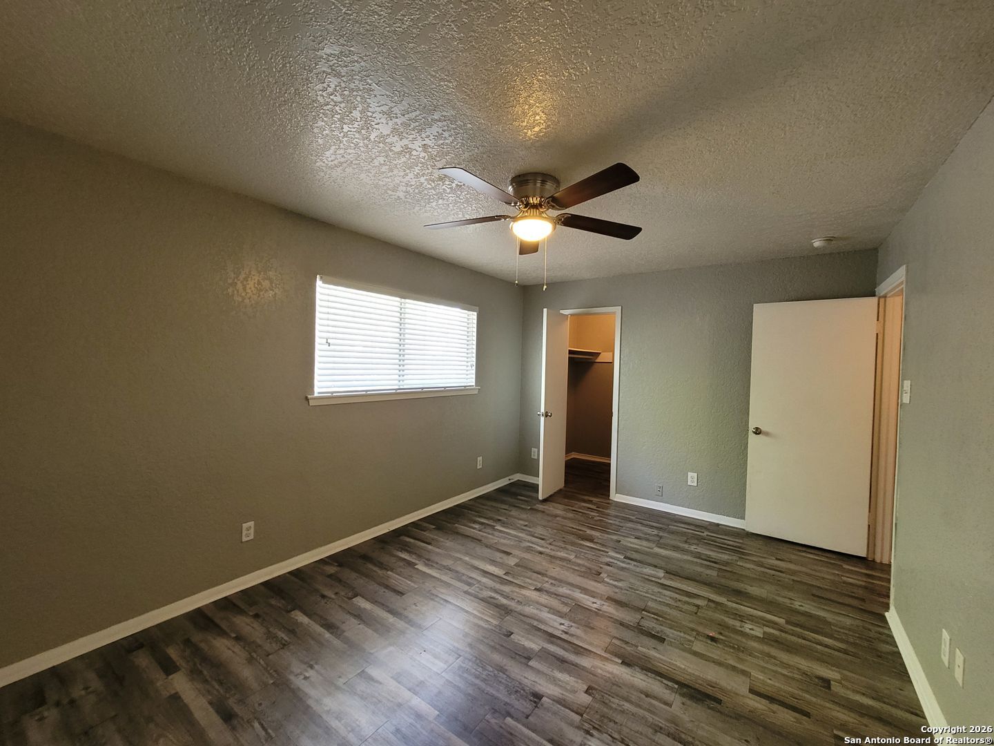 516 Gentleman Road, Unit 17 Balcones Heights, TX 78201 - Photo 9 of 29 a view of an empty room with a window