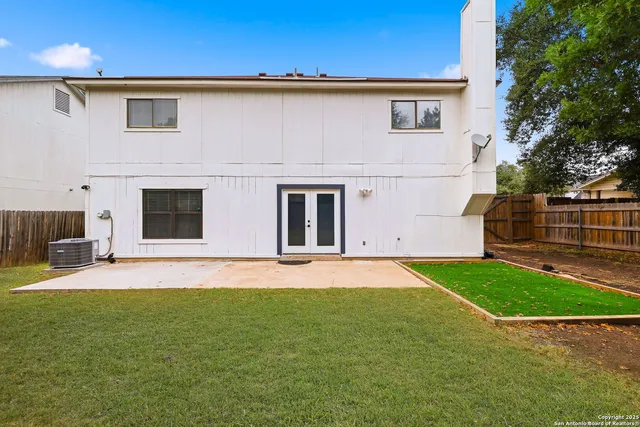 a view of back yard of the house