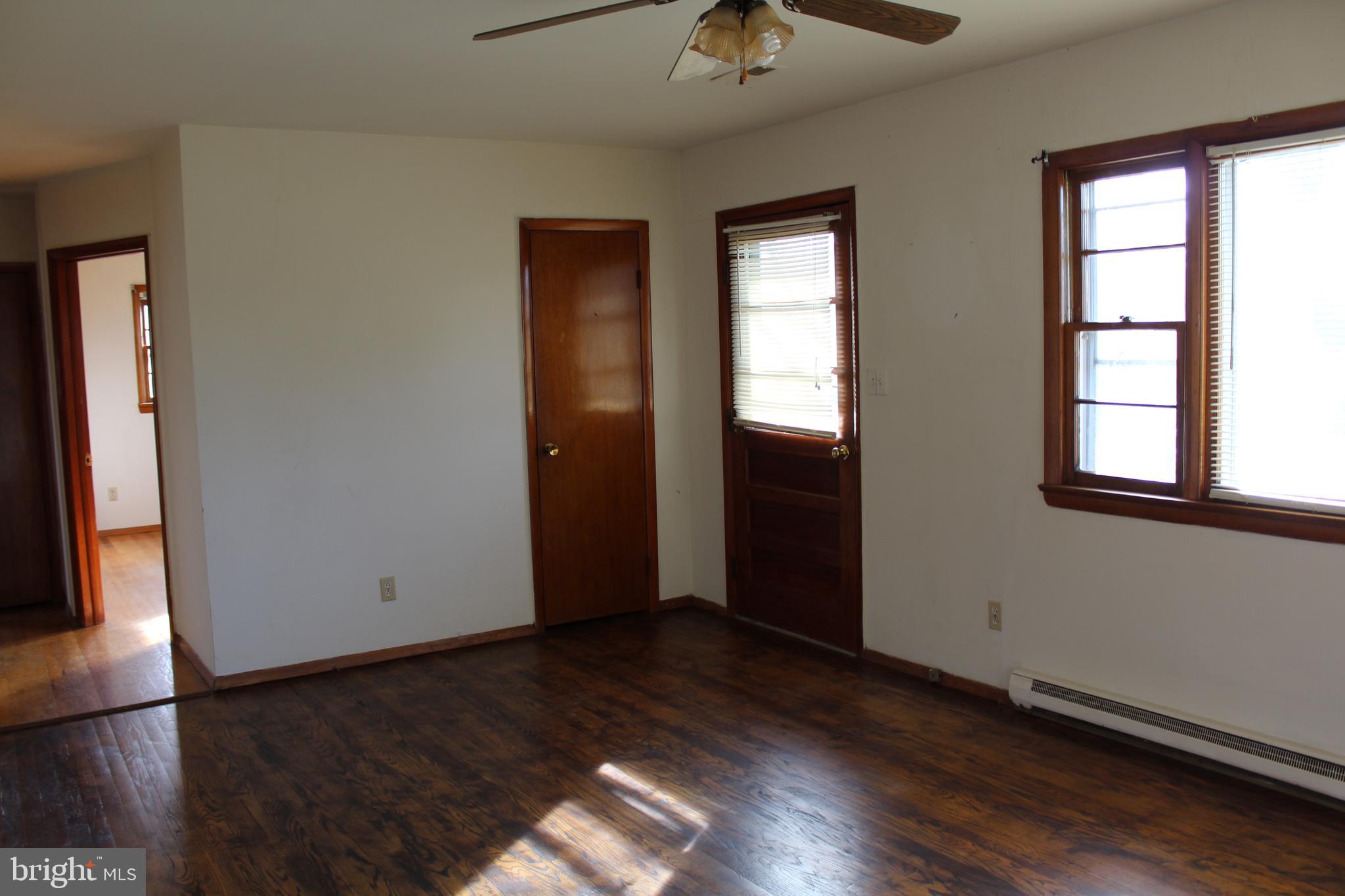 411 North Duey Road Remington, VA 22734 - Photo 19 of 21 Living Room