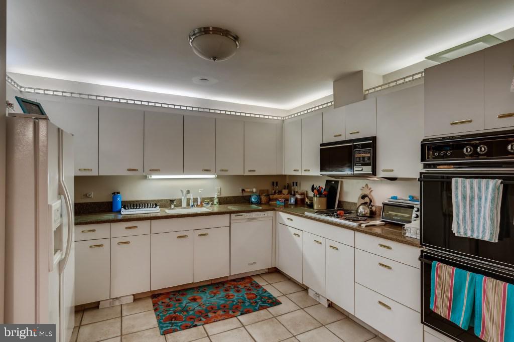 4001 Old Court Road, Unit 101 Pikesville, MD 21208 - Photo 14 of 27 EAT-IN KITCHEN
