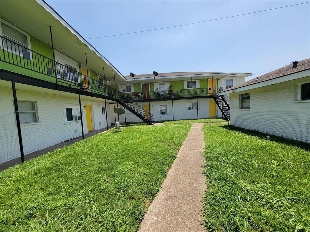 a view of a back yard