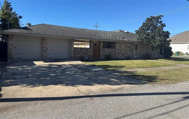 $3,200 | 900 Live Oak Street, Metairie, LA 70005