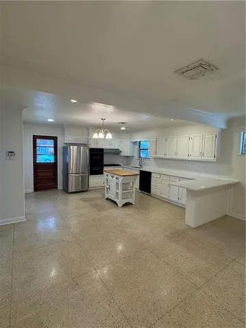 $3,200 | 900 Live Oak Street, Metairie, LA 70005