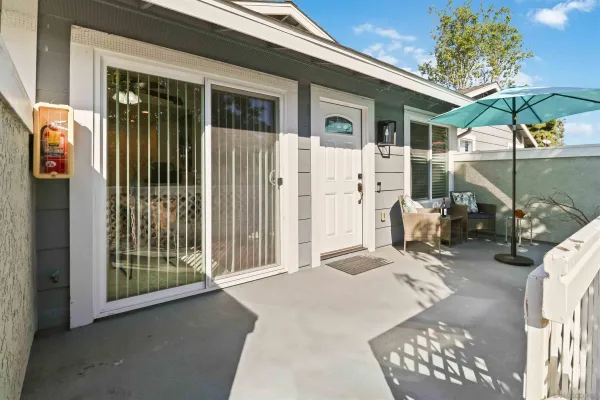 a view of a house with backyard