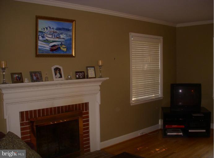 301 Broadmoor Road Baltimore, MD 21212 - Photo 3 of 24 Living Room