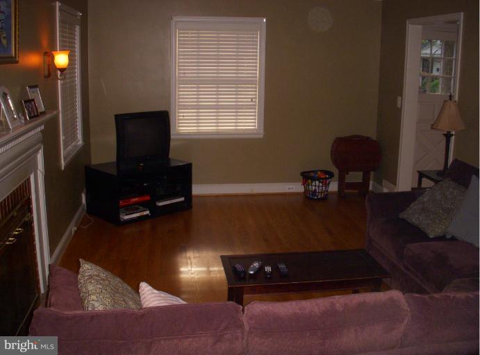 301 Broadmoor Road Baltimore, MD 21212 - Photo 5 of 24 Living Room