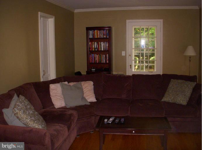301 Broadmoor Road Baltimore, MD 21212 - Photo 6 of 24 Living Room