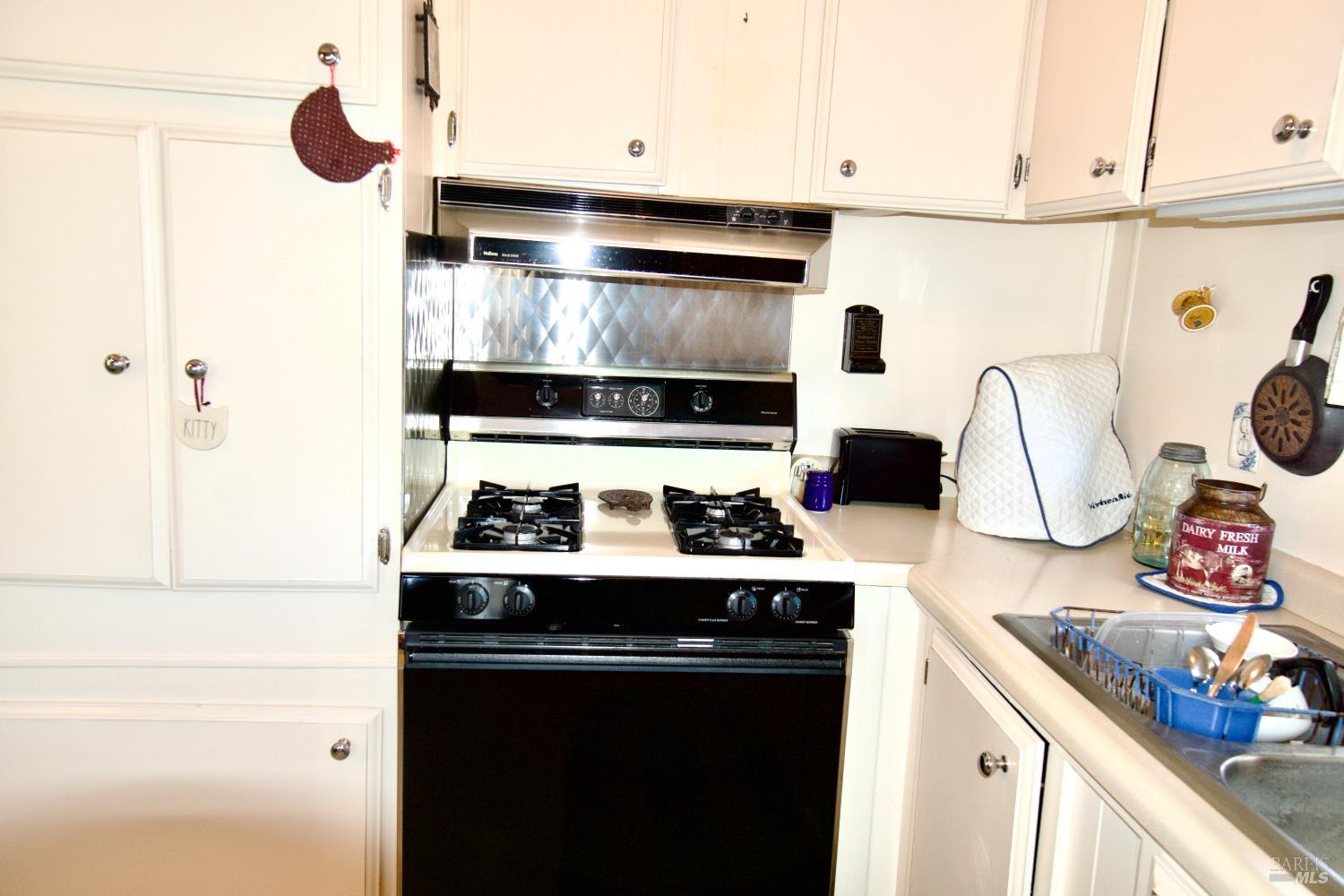 159 Apple Lane Santa Rosa, CA 95407 - Photo 11 of 19 Full gas range with hood.
