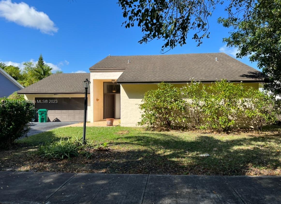a view of a house with backyard and garden