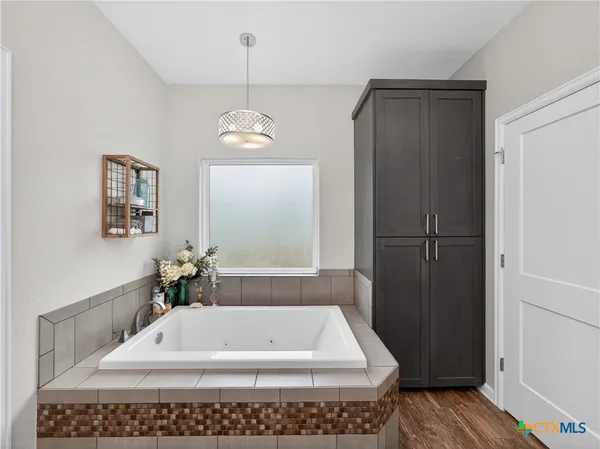 $642,000 | 494 Flash Circle, Luling, TX 78648