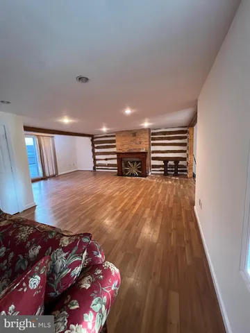 a view of livingroom with furniture