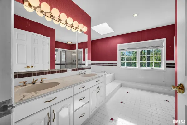 $559,900 | 319 West Ravinwoods Road, Peoria, IL 61615