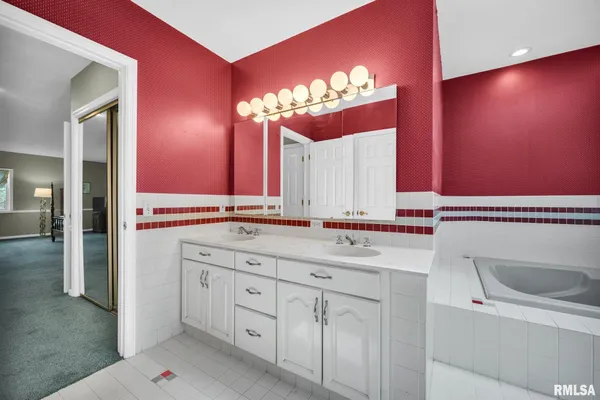 $559,900 | 319 West Ravinwoods Road, Peoria, IL 61615