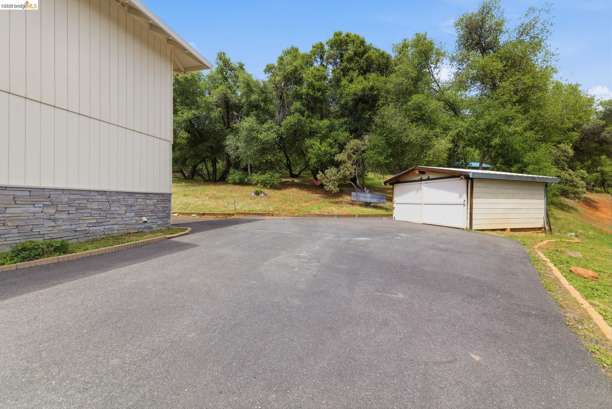 16860 Buckhorn Mountain Road Sonora, CA 95370 - Photo 4 of 46 View of garage