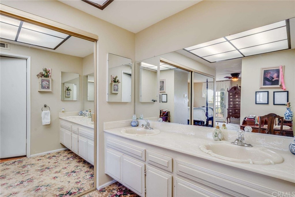 3750 Valley Lights Drive Pasadena, CA 91107 - Photo 40 of 55 a bathroom with a double vanity sink mirror and bathtub