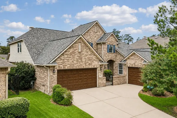 $918,000 | 15 Verdin Place, The Woodlands, TX 77389