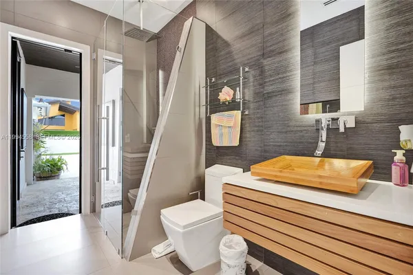 $2,700,000 | 2600 Southwest 128th Court, Miami, FL 33175