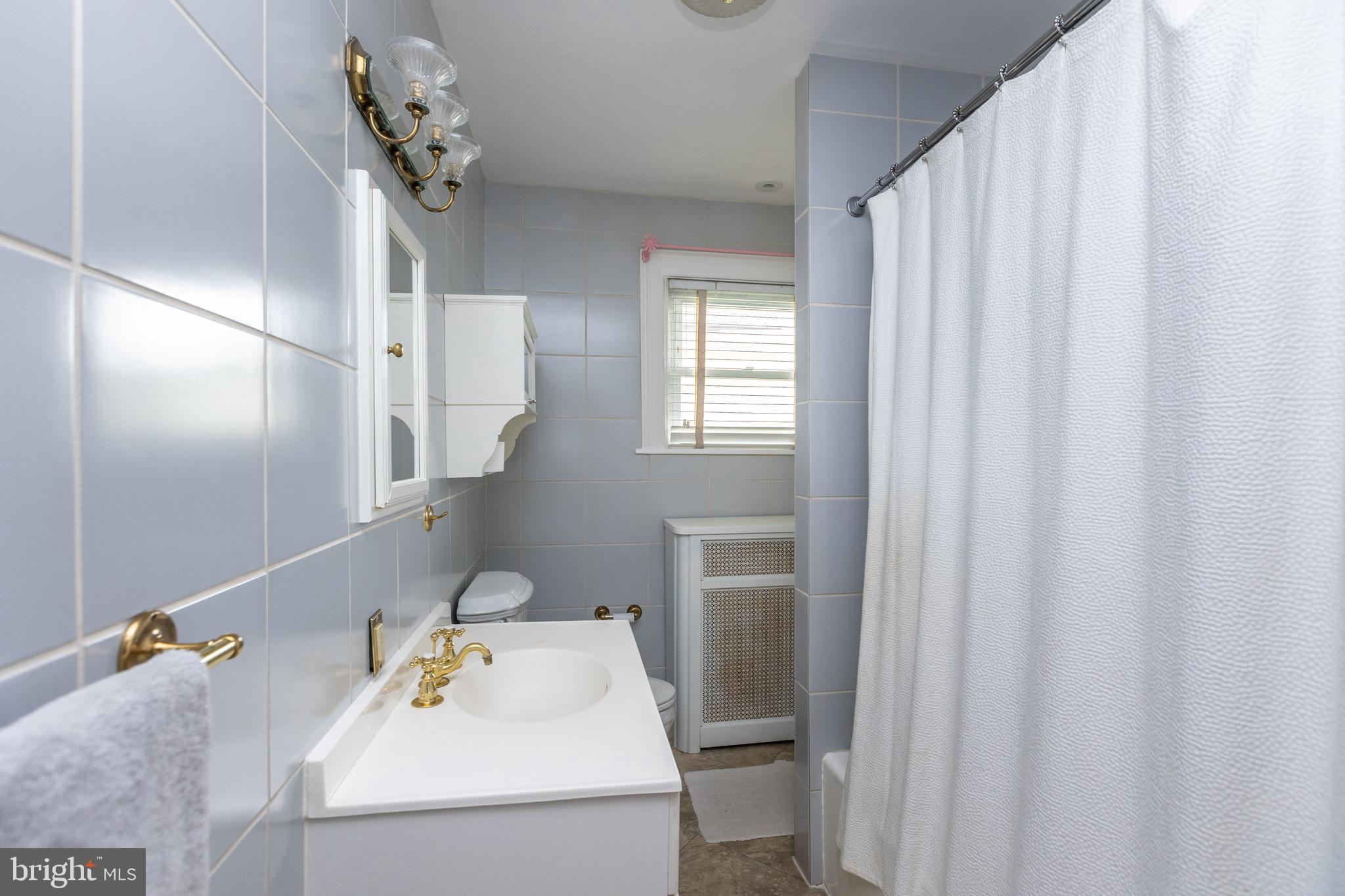 300 Woodlawn Road Baltimore, MD 21210 - Photo 49 of 76 Full bathroom with access to Bedroom 2 & hallway