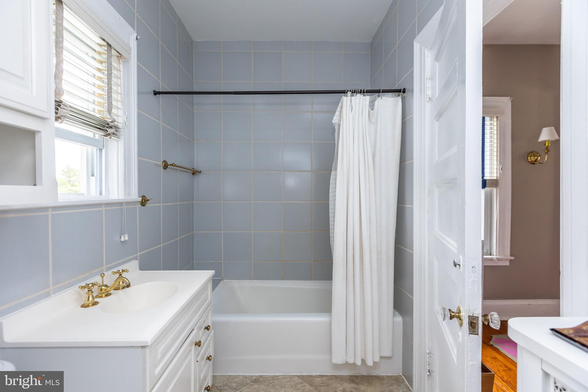 300 Woodlawn Road Baltimore, MD 21210 - Photo 54 of 76 Full bathroom w/access to bedroom 3 and bedroom 4