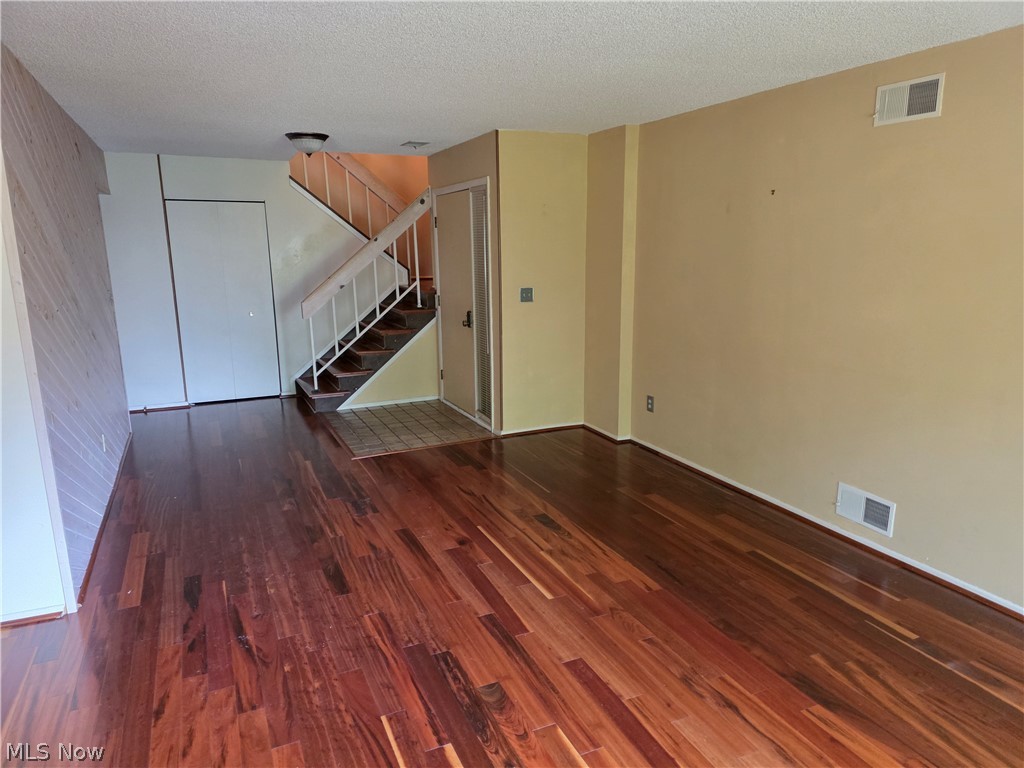 879 Hampton Ridge Drive Akron, OH 44313 - Photo 4 of 32