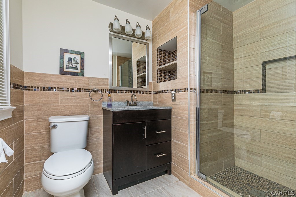 3703 Cheyenne Road Richmond, VA 23235 - Photo 14 of 21 a bathroom with a toilet sink and shower