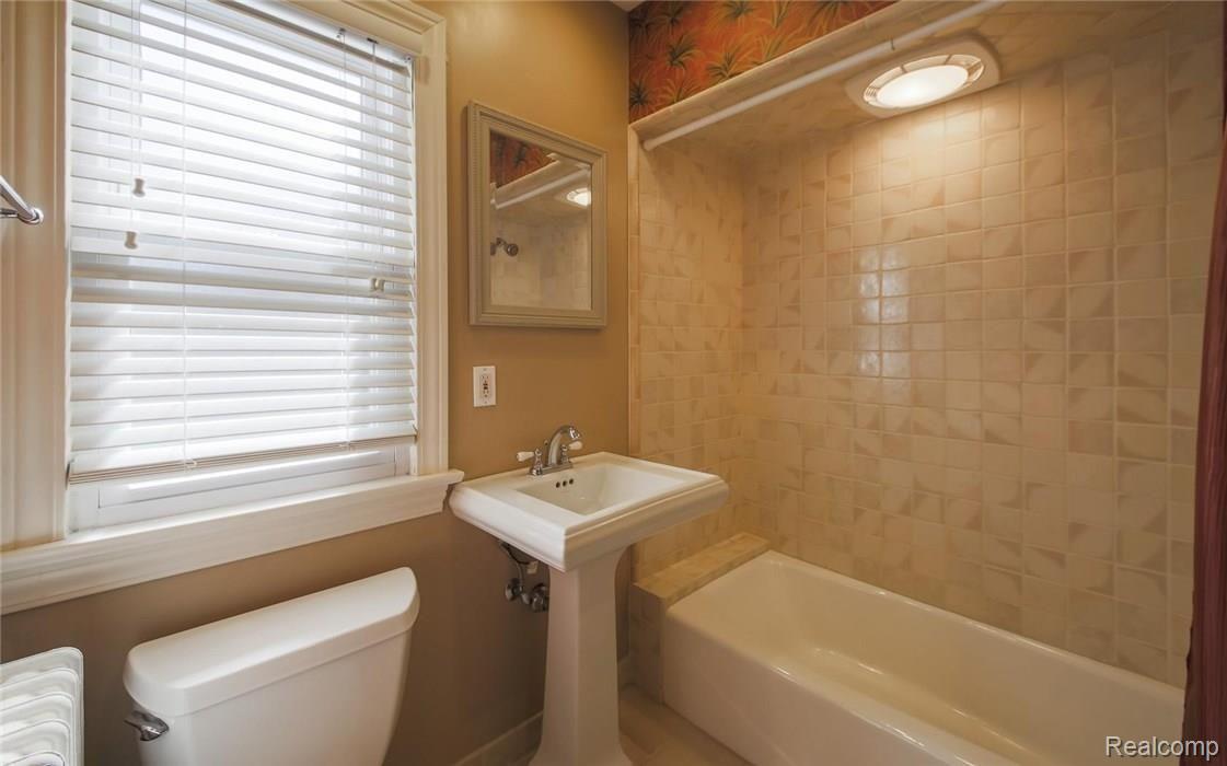 776-778 Trombley Road Grosse Pointe, MI 48230 - Photo 12 of 41 First Floor Full Bath