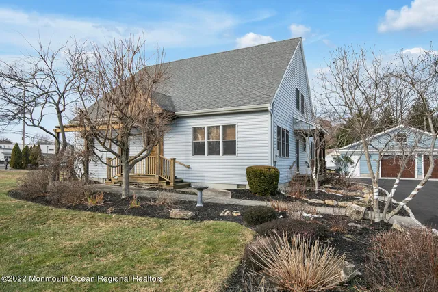a view of a house with backyard