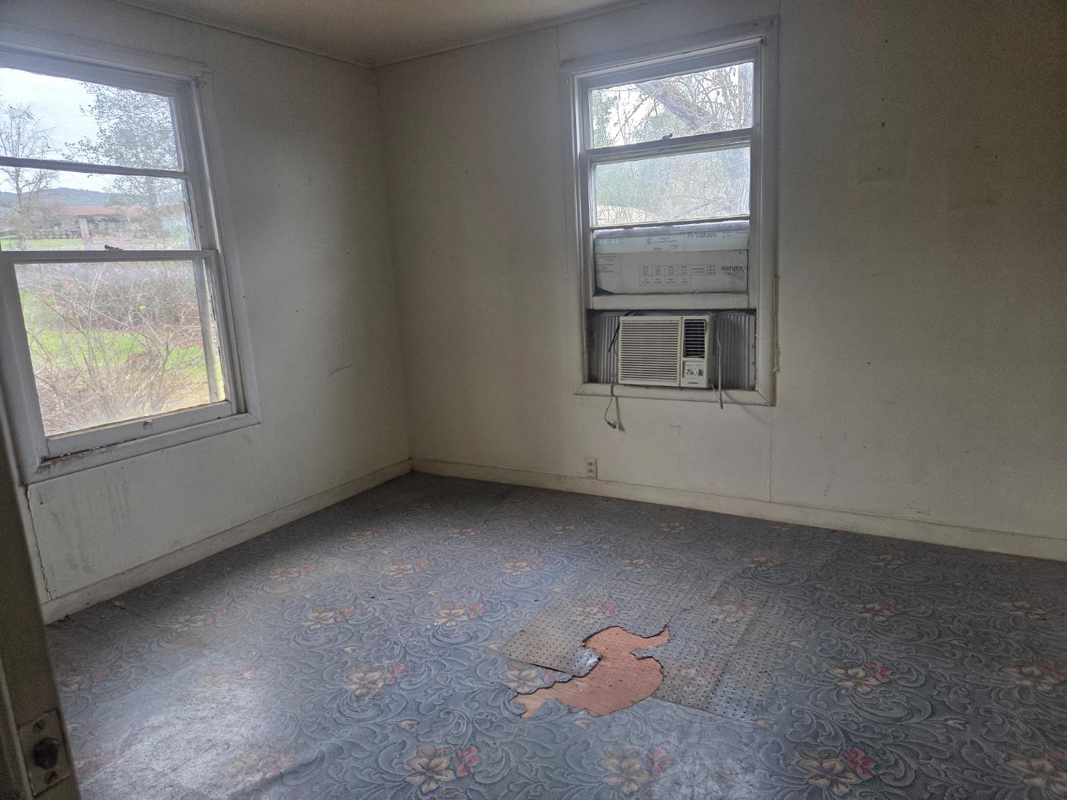 291 Sunset Street San Andreas, CA 95249 - Photo 5 of 5 an empty room with a window