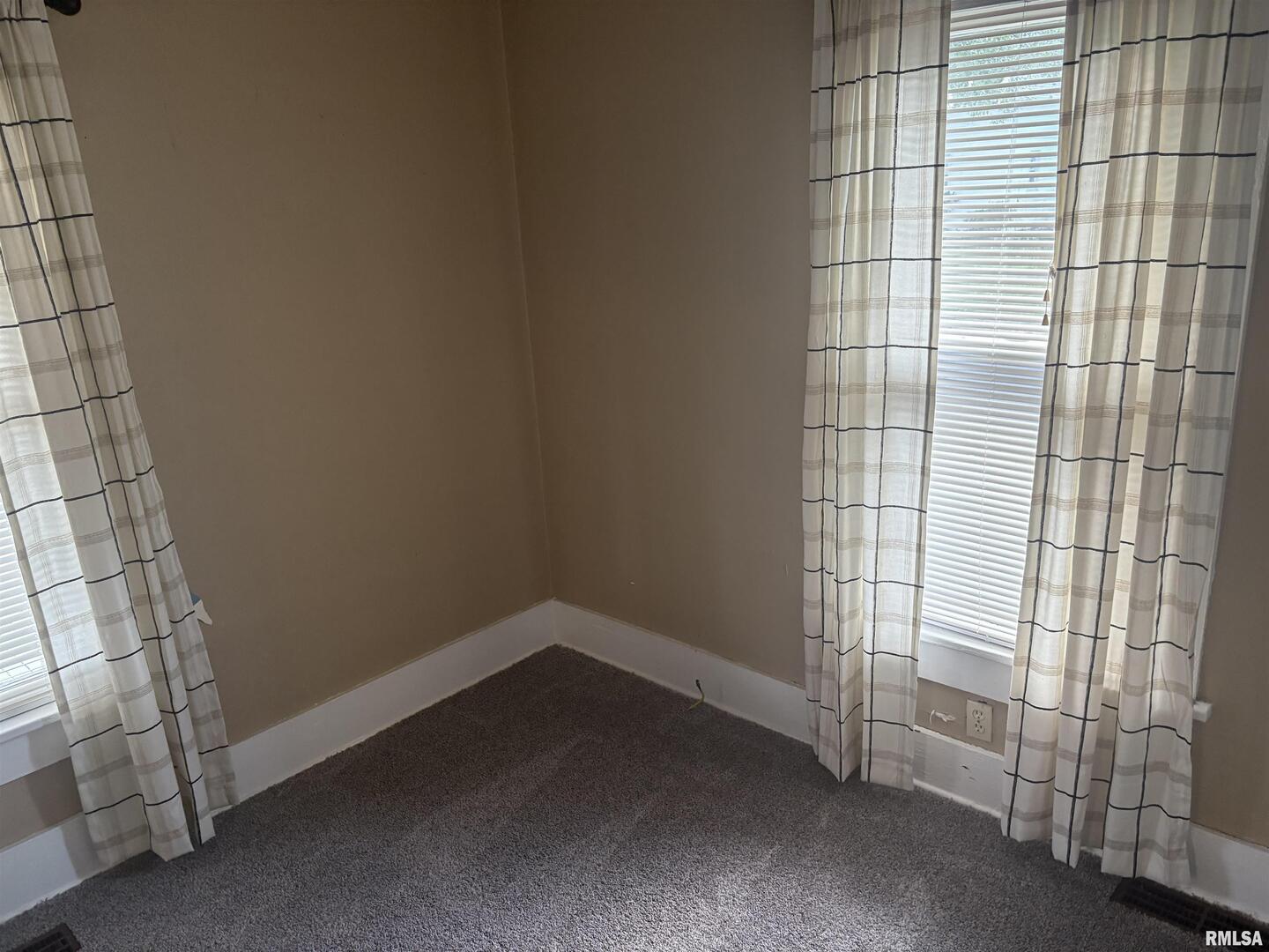 2142 Herbert Street Murphysboro, IL 62966 - Photo 6 of 17 a room with a window
