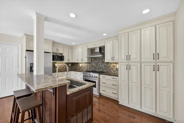 $950,000 | 2 Lake Marie Lane, Bedford Hills, NY 10507